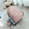 Mini sac à dos rose en cuir PU avec pompon gris et poignée sur un fond texturé élégant - Avec boule de poils / Rose