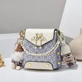 Bolso bandolera blanco marfil con patrón vintage, cierre de flamenco y correa ancha - Blanco Roto