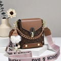 Sac bandoulière marron vintage avec poignée tressée et bandoulière en tissu violet - Café