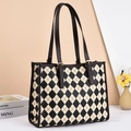 Grote shopper met beige en zwart ruitpatroon en bruine lederen afwerking voor dames - Zwart en Wit Geblokt