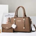 Borsa a mano marrone grana litchi con pochette e ciondolo a pompon bianco soffice - Cachi