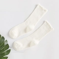 Calze a costine bianco crema con eleganti bordi a volant in stile minimalista - Bianco / Taglia unica