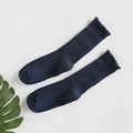 Calzini in cotone blu navy a righe con bordo a volant su un pulito sfondo bianco - Blu navy / Taglia unica