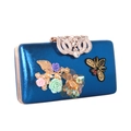 Dettaglio della pochette da sera in raso blu con ape ricamata e decorazioni floreali - Blu