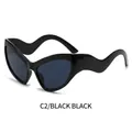 Occhiali da sole cat eye con stanghette ondulate, montatura nera e lenti grigie - Montatura Nera Lenti Grigio Nero