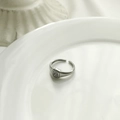 Verstellbarer S925 Sterlingsilber Siegelring im Retro-Stil mit Vintage-Muster auf weiß - J596 Quadratischer Ring / Antik Silber