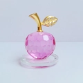 Mela in cristallo sfaccettato rosa con gambo dorato e foglia di strass su base chiara - Mela 30# / Rosa