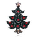 Dettaglio macro della spilla a albero di Natale con strass verde scuro e rosso lucente - Argento Antico Rosso + Verde