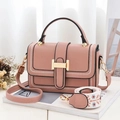 Detail der rosa Modehandtasche mit goldener H-Schnalle und besticktem Stoffgurt - Rosa