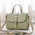 Borsa a tracolla verde matcha in pelle martellata con cinturino crema e fibbia oro - Verde