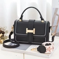 Detail der schwarzen Ledertasche mit goldener H-Schnalle und floralem Web-Schultergurt - Schwarz