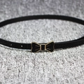 Fine ceinture en cuir verni noir avec boucle noeud dorée pour robes et vêtements longs - Noir