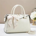 Sac à main chic crème avec gaufrage crocodile, foulard en soie et bandoulière réglable - Blanc Cassé