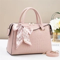 Sac à main rose à motif pierre avec écharpe noeud et bandoulière réglable sur fond clair - Rose