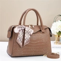 Détail du sac à main marron avec motif crocodile, foulard en soie et finitions dorées - Khaki Foncé