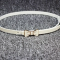 Ceinture fine en cuir verni blanc avec boucle nœud doré pour robes de femme - Blanc