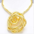 Collar flexible de hueso de serpiente dorado con un gran colgante de nudo entrelazado en blanco - 5x900 Mm / Dorado