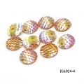 Dettaglio macro di cabochon in resina 16mm DIY con trama a squame di pesce color AB - Oro Olografico (HA024-4)