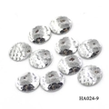 Dettaglio macro di 10 bottoni tondi in resina a scaglie d'argento su fondo bianco - Argento Olografico (HA024-9)