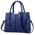 Dunkelblaue Handtasche aus Leder mit Goldbeschlägen und abnehmbarem Schultergurt - Dunkelblau