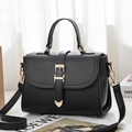 Sac à main classique noir à motif litchi avec boucle cœur dorée et bandoulière longue - Noir