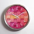 Orologio da parete silenzioso con cornice in metallo spazzolato e quadrante pixel art 3D - Argento