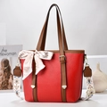Dettaglio borsa a secchiello in pelle rossa con tracolla ricamata e foulard di seta - Rosso Vino