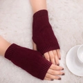 Détail de gants en tricot épais bordeaux sans doigts montrant la texture chaude d'hiver - Taille unique / Bordeaux