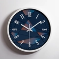 Orologio da parete rotondo in acciaio con quadrante geometrico blu e display analogico - Cornice Verniciata Bianca / Bianco