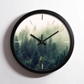 Minimalistische stalen wandklok met een groen mistig bos-wijzerplaat en stil uurwerk - Noors Minimalistisch Bos / Zwart