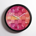 Orologio da parete moderno in acciaio inox con quadrante pixel colorato e cornice nera - Nero