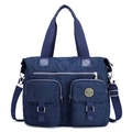 Borsa tote in nylon blu navy multitasche con tracolla regolabile e cerniere in argento - Blu scuro