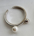 Minimalist S925 sterling silver open ring featuring a white pearl and silver bead - Single Pearl and Metal Bead Style