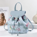 Mochila azul claro con bordado floral cierre de cordón y asa superior elegante - Azul