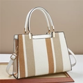 Elegante bolso de mano a rayas beige y marrón con ribete de cuero blanco y herrajes dorados - Blanco Roto / L30 A12 A22