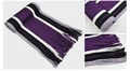 Vue détaillée d'une écharpe en maille rayée épaisse avec franges en violet et gris - Violet Large