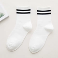 Weiße Baumwollsocken mit schwarzen Doppelstreifen und feiner Rippenstruktur - Einheitsgröße / Weiß