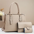 Set di tre pezzi borsa tote beige, portafoglio e porta carte con trama motivo coccodrillo - Set di 3 pezzi / Albicocca