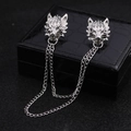 Zilveren wolfskop reversspelden met lange kwastjes op een zwarte sieradendoos van leer - Wolfskop Stijl (Met Dubbele Ketting) / Zilver
