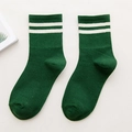 Grüne Baumwoll-Wadensocken mit weißen Streifen im minimalistischen Sportstil - Einheitsgröße / Grün