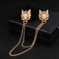 Wolfskop broche in gouden afwerking met dubbele lange kettingen op een zwarte luxe doos - Wolfskop Stijl (Met Dubbele Ketting) / Goud