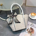 Schicke weiße Handtasche mit Kroko-Muster, elegantem H-Seidenschal und Tragegriff - Weiß