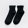 Damen Baumwollsocken in Schwarz mit stilvollem Rüschenrand und atmungsaktiver Strickstruktur - Schwarz