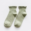 Hellgrüne Baumwoll-Kurzsocken für Damen mit feiner Strickstruktur und Rüschenrand - Blassgrün