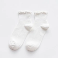 Weiße Baumwollsocken für Damen mit Rüschen-Spitzenbesatz und gerippter Strickstruktur - Weiß