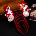 Primer plano de diademas navideñas con luces LED y diseños de Papá Noel y renos - Diadema Luminosa (Estilo Navideño)