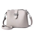 Bolso bandolera minimalista en cuero granulado gris claro para mujer con hebilla D plateada - Gris Caqui