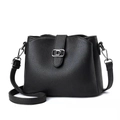 Detalle del bolso bandolera de cuero granulado negro con hebilla D plateada y asa - Negro