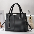Dettaglio ravvicinato di una borsa tote nera fantasia con finiture dorate e manici in pelle - Motivo a Rombi Nero (Stile 2)