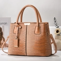 Detailweergave van de beige handtas met elegante krokodillenreliëf en gouden details - Khaki